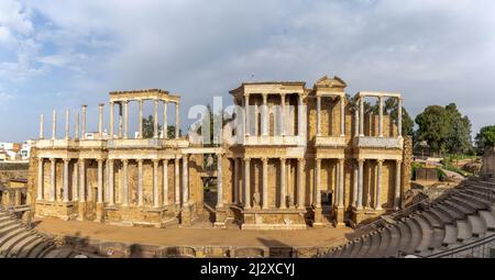 Merida, Espagne -- 28 mars 2022 : vue sur l'amphithéâtre romain dans la ville historique de Merida Banque D'Images
