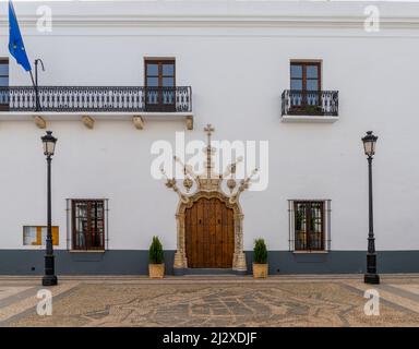 Olivenza, Espagne - 27 mars 2022 : l'hôtel de ville historique d'Olivenza avec son arche et sa porte en pierre Banque D'Images