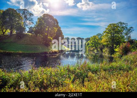 Hautes collines avec herbe, arbres et une rivière entre eux dans le parc qui entoure la forteresse citadelle Kastellet. Copenhague, Danemark Banque D'Images
