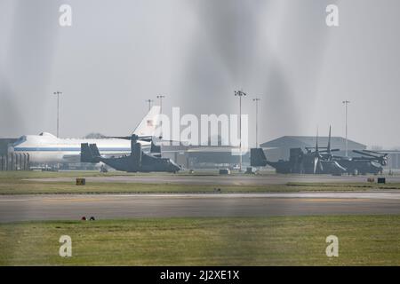 RAF Mildenhall, Suffolk, Royaume-Uni. 25th mars 2022. L'avion de la US Air Force 'Doomsday' est stationné à la RAF Mildenhall à Suffolk, à côté du Boeing V-22 OSP de Bell Banque D'Images