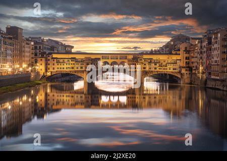 Florence, Italie au pont Ponte Vecchio traversant la rivière Arno au crépuscule. Banque D'Images