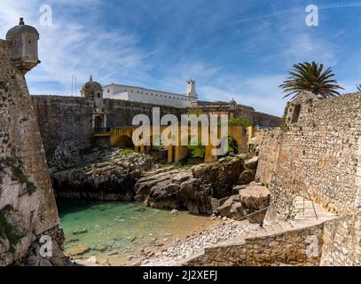 Peniche, Portugal - 2 avril 2022 : vue à l'intérieur des murs de la forteresse historique de Peniche Banque D'Images