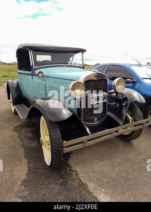 Moron, Argentine - 26 mars 2022 - Old Cyan Ford Model Un coupé roadster vers 1930. Vue avant. Salon automobile classique CADEAA MNA 2022. Banque D'Images