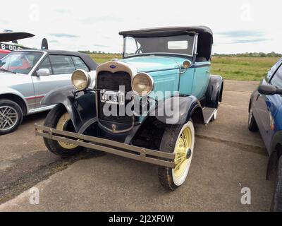 Moron, Argentine - 26 mars 2022 - Old Cyan Ford Model Un coupé roadster vers 1930. Vue avant. Salon automobile classique CADEAA MNA 2022. Banque D'Images