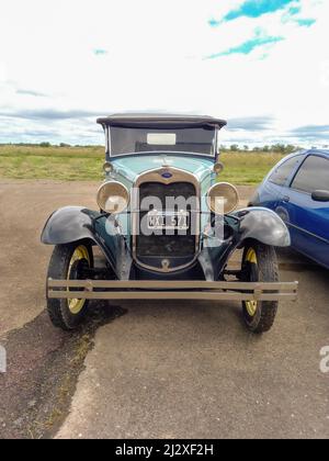 Moron, Argentine - 26 mars 2022 - Old Cyan Ford Model Un coupé roadster vers 1930. Vue avant. Salon automobile classique CADEAA MNA 2022. Banque D'Images