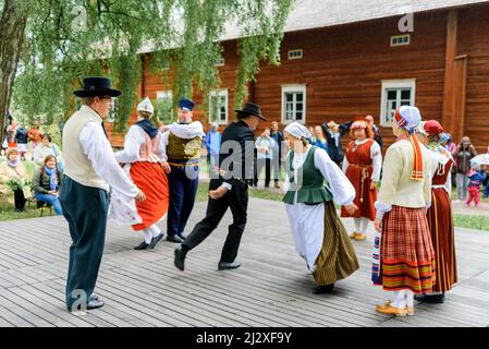 Danse folklorique et musique au Festival du milieu de l'été au Musée en plein air de Seurasaari, Helsinki, Finlande Banque D'Images