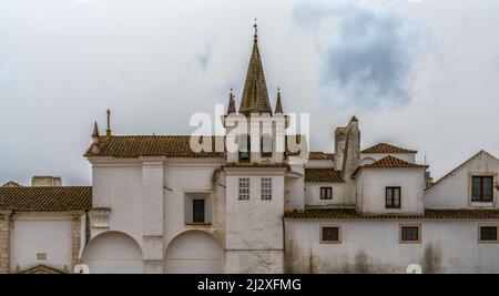 Vila Vicosa, Portugal - 25 mars 2022 : vue sur le couvent et l'église de Chagas sous un ciel couvert Banque D'Images