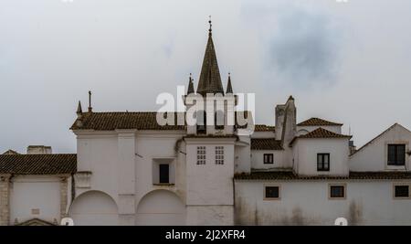 Vila Vicosa, Portugal - 25 mars 2022 : vue sur le couvent et l'église de Chagas sous un ciel couvert Banque D'Images