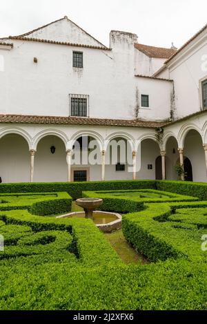 Vila Vicosa, Portugal - 25 mars 2022 : les jardins et les patios portiques dans la cour du Palais Ducal de la Maison de Braganza Banque D'Images