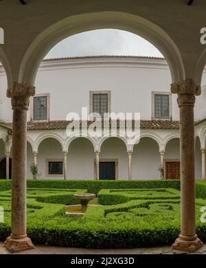 Vila Vicosa, Portugal - 25 mars 2022 : les jardins et les patios portiques dans la cour du Palais Ducal de la Maison de Braganza Banque D'Images