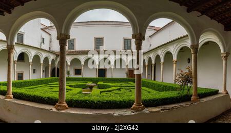 Vila Vicosa, Portugal - 25 mars 2022 : les jardins et les patios portiques dans la cour du Palais Ducal de la Maison de Braganza Banque D'Images