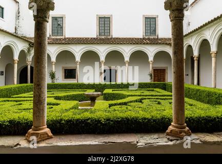 Vila Vicosa, Portugal - 25 mars 2022 : les jardins et les patios portiques dans la cour du Palais Ducal de la Maison de Braganza Banque D'Images