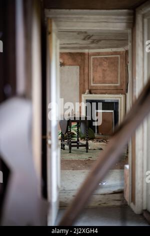 Couloir dans une maison abandonnée Banque D'Images