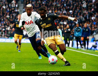 Londres, Angleterre - 03 AVRIL : Allan Saint-Maximin, de Newcastle United, prend le chemin Emerson Royal de Tottenham Hotspur lors de la Premier League entre Tottenha Banque D'Images