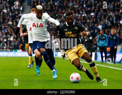 Londres, Angleterre - 03 AVRIL : Allan Saint-Maximin, de Newcastle United, prend le chemin Emerson Royal de Tottenham Hotspur lors de la Premier League entre Tottenha Banque D'Images