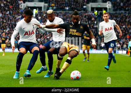 Londres, Angleterre - AVRIL 03 : Allan Saint-Maximin, de Newcastle United, détient Emerson Royal de Tottenham Hotspur et Cristian Romero (Ontario) de Tottenham Hotspur Banque D'Images