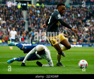 Londres, Angleterre - AVRIL 03 : Joe Willock de Newcastle United avec le Royal Emerson de Tottenham Hotspur pendant la Premier League entre Tottenham Hots Banque D'Images