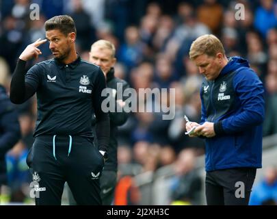 Londres, Angleterre - AVRIL 03: L'entraîneur adjoint de L-R Jason Tindall et le directeur de Newcastle United Eddie Howe pendant Premier League entre Tottenham Hotsp Banque D'Images