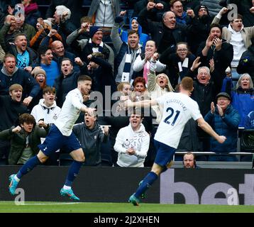 Londres, Angleterre - 03 AVRIL : Matt Doherty de Tottenham Hotspur célèbre son but lors de la première ligue entre Tottenham Hotspur et Newcastle United Banque D'Images