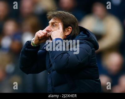 Londres, Angleterre - AVRIL 03 : Antonio Conte, directeur de Tottenham Hotspur, pendant la première ligue entre Tottenham Hotspur et Newcastle United à Tottenham Banque D'Images