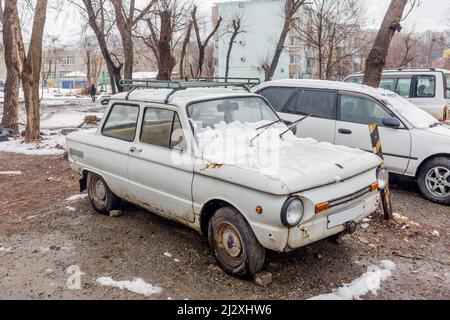 Russie, Vladivostok, 21 mars 2022. Ancienne voiture ZAZ-968M, produite par Ukrainian ZAZ (usine de construction automobile de Zaporizhzhia). Les vieilles voitures et leur destin. Li Banque D'Images