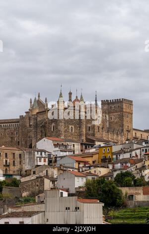 Vue sur le village de Guadalupe et le célèbre monastère et lieu de pèlerinage sous un ciel couvert Banque D'Images