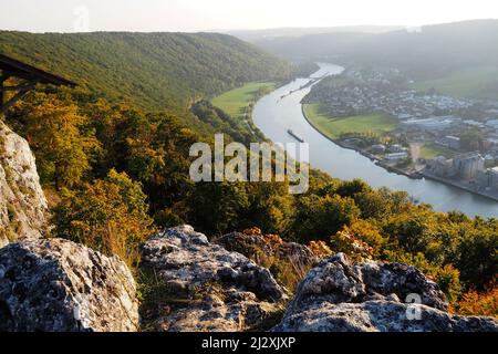 Vue de Teufelsfelsen près de Riedenburg an der Altmühl et du canal main-Danube, Basse-Bavière, Allemagne Banque D'Images