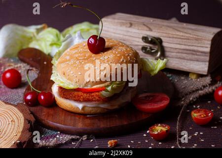 Repas HAMBURGER à LÉGUMES juteux, hamburger ou cheeseburger avec une galette de poulet, sauce, frites et boisson froide. Concept de restauration rapide américaine. Co Banque D'Images