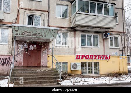 Russie, Vladivostok, 21 mars 2022. Panneau de la réserve alimentaire à Khrushchyovka, sorte d'immeuble à faible coût en Russie. Placé au premier étage de Banque D'Images