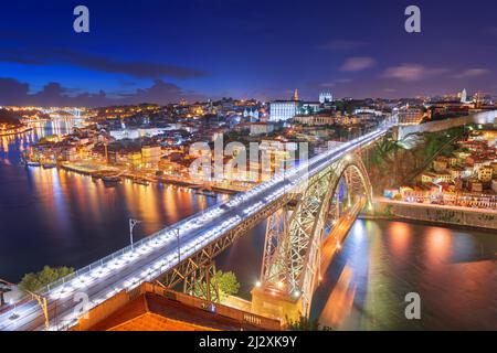 Porto, Portugal vue sur le fleuve Douro et le pont Dom Louis la nuit. Banque D'Images