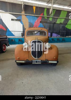 Moron, Argentine - 26 mars 2022 - Chrysler Dodge 1930s vieux et non peint, garé dans une cour d'entrepôt. Vue avant. Salon de la voiture classique. CopySpace Banque D'Images