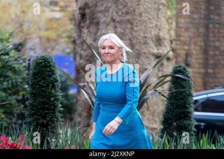 La députée de Nadine Dorries, secrétaire d'État au numérique, à la Culture, aux médias et au Sport, est présente au 10 Downing Street avant les réunions hebdomadaires du Cabinet. Banque D'Images