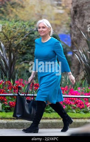 La députée de Nadine Dorries, secrétaire d'État au numérique, à la Culture, aux médias et au Sport, est présente au 10 Downing Street avant les réunions hebdomadaires du Cabinet. Banque D'Images