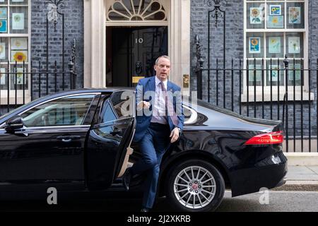 Dominic Raab, député, vice-premier ministre, Lord Chancelier et secrétaire d'État à la Justice, est vu au 10 Downing Street avant les réunions du Cabinet.
