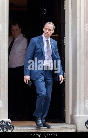 Dominic Raab, député, vice-premier ministre, Lord Chancelier et secrétaire d'État à la Justice, est vu au 10 Downing Street avant les réunions du Cabinet. Banque D'Images