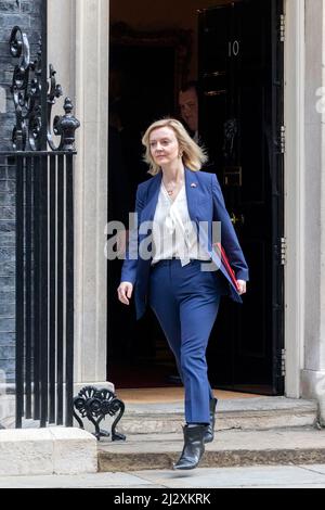 Elizabeth Truss, députée, secrétaire d'État aux Affaires étrangères, du Commonwealth et du développement, est vue au 10 Downing Street avant les réunions hebdomadaires du Cabinet. Banque D'Images