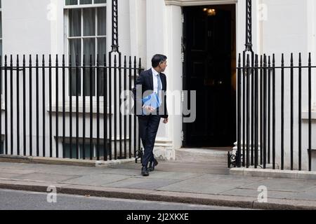 Le secrétaire aux Finances du Royaume-Uni laisse le numéro 11 avant de livrer la déclaration budgétaire du printemps. Photos prises le 23rd mars 2022. © Belinda Jiao Banque D'Images