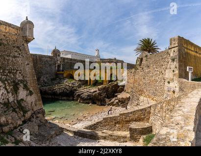 Peniche, Portugal - 2 avril 2022 : vue à l'intérieur des murs de la forteresse historique de Peniche Banque D'Images