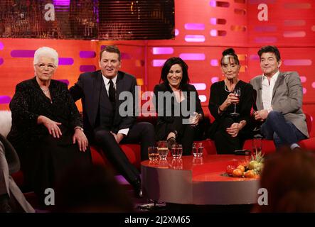 Photo du dossier datée du 08/02/15 des invités (de gauche à droite) PAM St Clement, Shane Richie, Jessie Wallace, June Brown et John Altman pendant le tournage d'un épisode spécial du Graham Norton Show pour célébrer les 30 ans d'EastEnders, aux London Studios, au sud de Londres. June Brown, plus connue pour son rôle de chaîne de tabac Dot Cotton, est morte à l'âge de 95 ans, a annoncé la BBC. L'actrice est décédée dimanche soir chez elle à Surrey avec sa famille à ses côtés. Banque D'Images