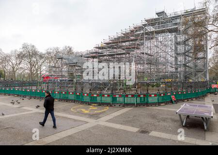 Le Marble Arch Mound, qui a pris 6m GBP pour construire, prendra encore 660 000 GBP pour enlever. Photos prises le 29th mars 2022. © Belinda Jiao Banque D'Images