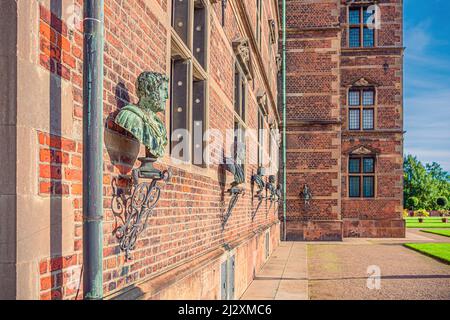 Figures de bronze de Danois éminents sur une façade en brique rouge du château royal de Rosenborg à Copenhague, Danemark Banque D'Images