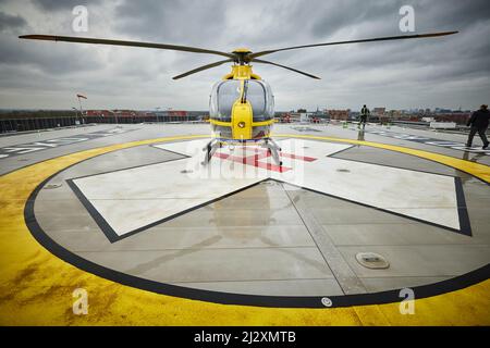 L'infirmerie royale de Manchester fait partie du Manchester University NHS Foundation Trust, le nouvel héliport de North West Air Ambulance Banque D'Images