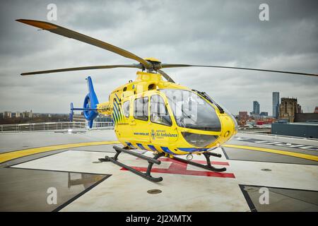 L'infirmerie royale de Manchester fait partie du Manchester University NHS Foundation Trust, le nouvel héliport de North West Air Ambulance Banque D'Images