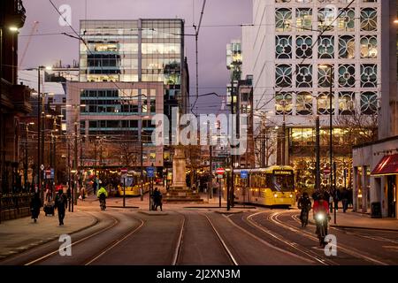 Le tramway Manchester Metrolink quitte la place St Peters Banque D'Images