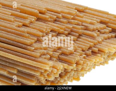 Spaghetti de blé entier sur fond blanc Banque D'Images