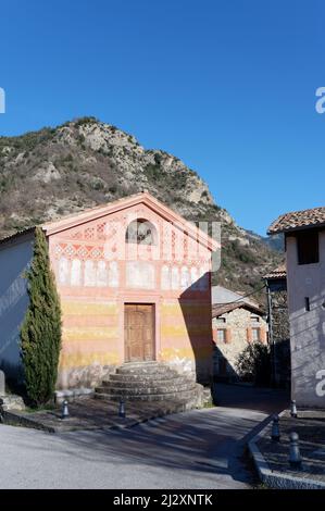 La Tour-sur-Tinée (sud-est de la France) : Chapelle des Pénitents blancs (Chapelle des pénitents blancs). Le bâtiment enregistré comme une nation Banque D'Images