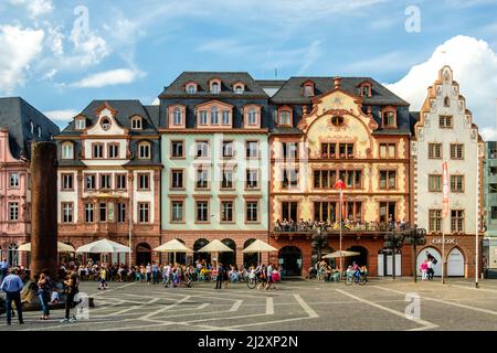 Mainz, Allemagne, le 21 mai 2018 : quelques touristes en face de maisons traditionnelles dans la vieille ville Banque D'Images