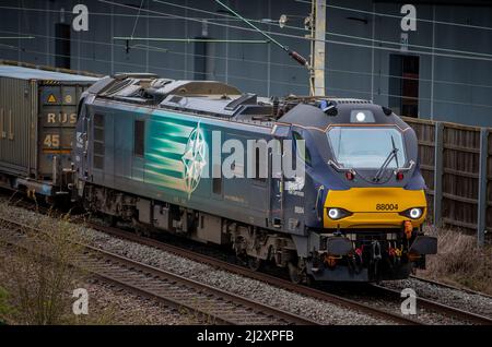 Services ferroviaires directs classe 88 - 88004 'Pandora' arrivant à DIRFT de Mossend - note ne fonctionnant pas à l'électricité. Banque D'Images