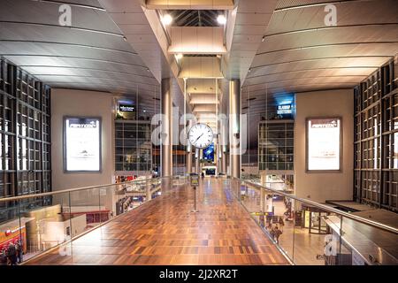 Hall principal de l'aéroport international de Kastrup avec grande horloge. Copenhague, Danemark Banque D'Images