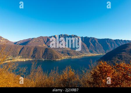 Vue panoramique sur le lac de Lugano et le village avec la montagne Generoso dans une journée ensoleillée à Vico Morcote, Tessin en Suisse. Banque D'Images